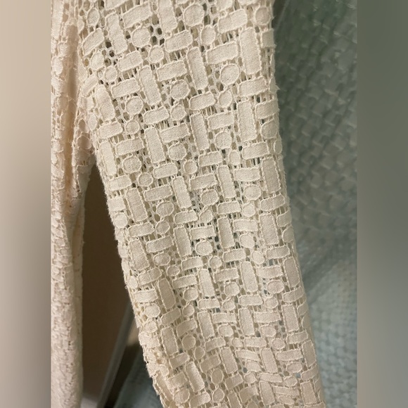 Banana Republic lined, lace dress in cream. - Picture 4 of 10